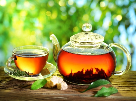 17935058 tasse de thé et une théière sur un fond flou de la nature